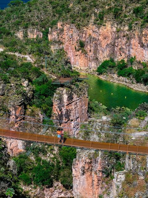 Mirante e ponte sobre os canyons